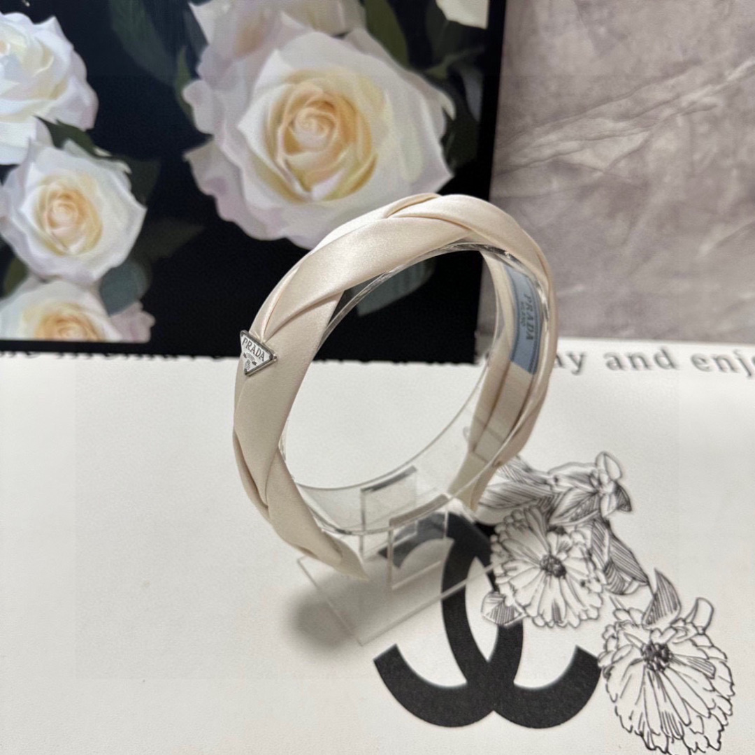  配专柜包装
Prada（普拉达）最新高工发箍
小仙女快入手
特殊材质 不嘞头
可盐可甜～