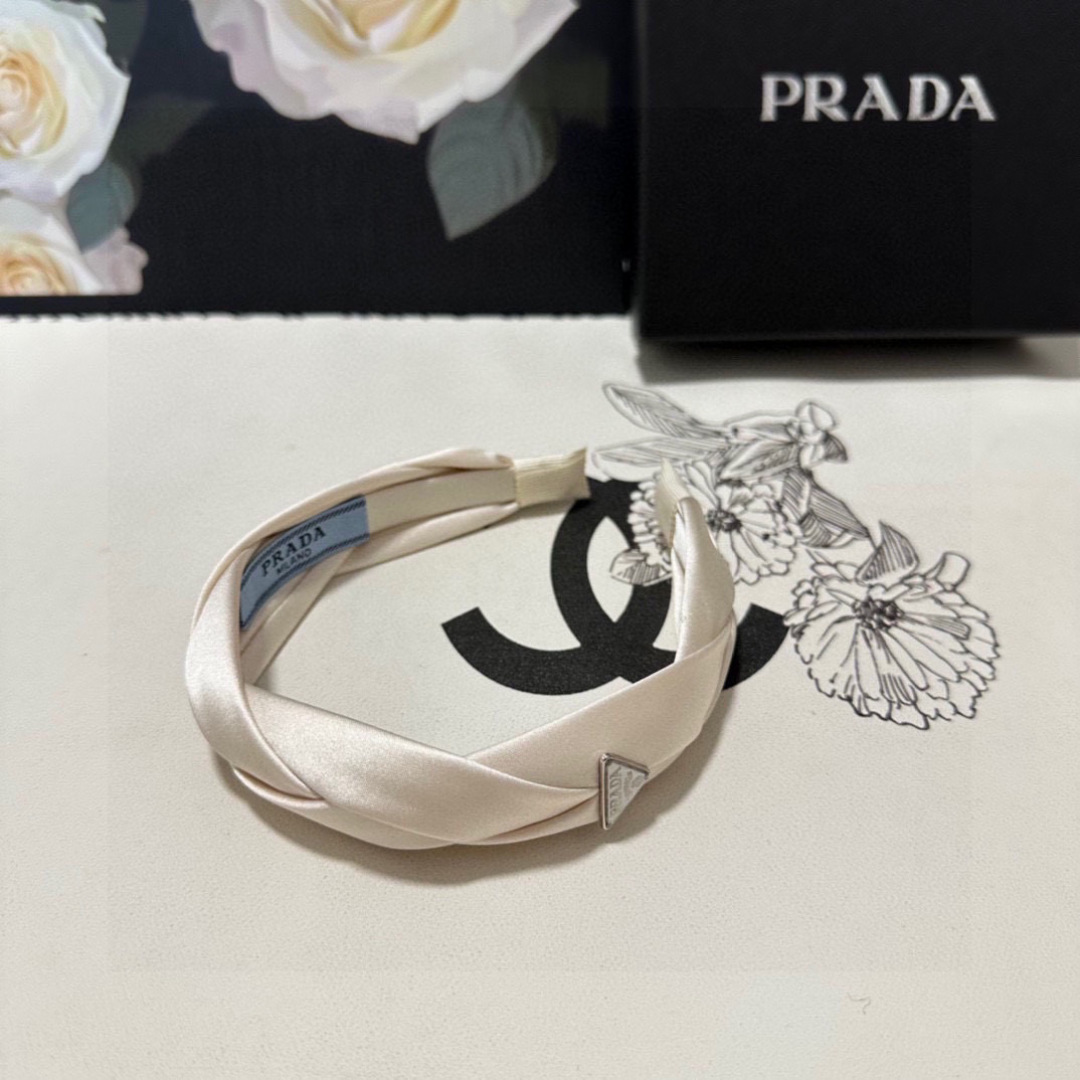  配专柜包装
Prada（普拉达）最新高工发箍
小仙女快入手
特殊材质 不嘞头
可盐可甜～