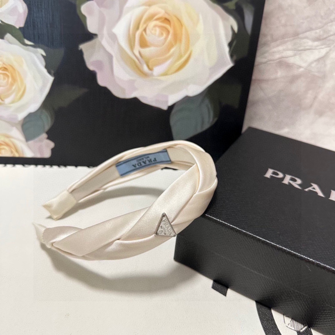  配专柜包装
Prada（普拉达）最新高工发箍
小仙女快入手
特殊材质 不嘞头
可盐可甜～