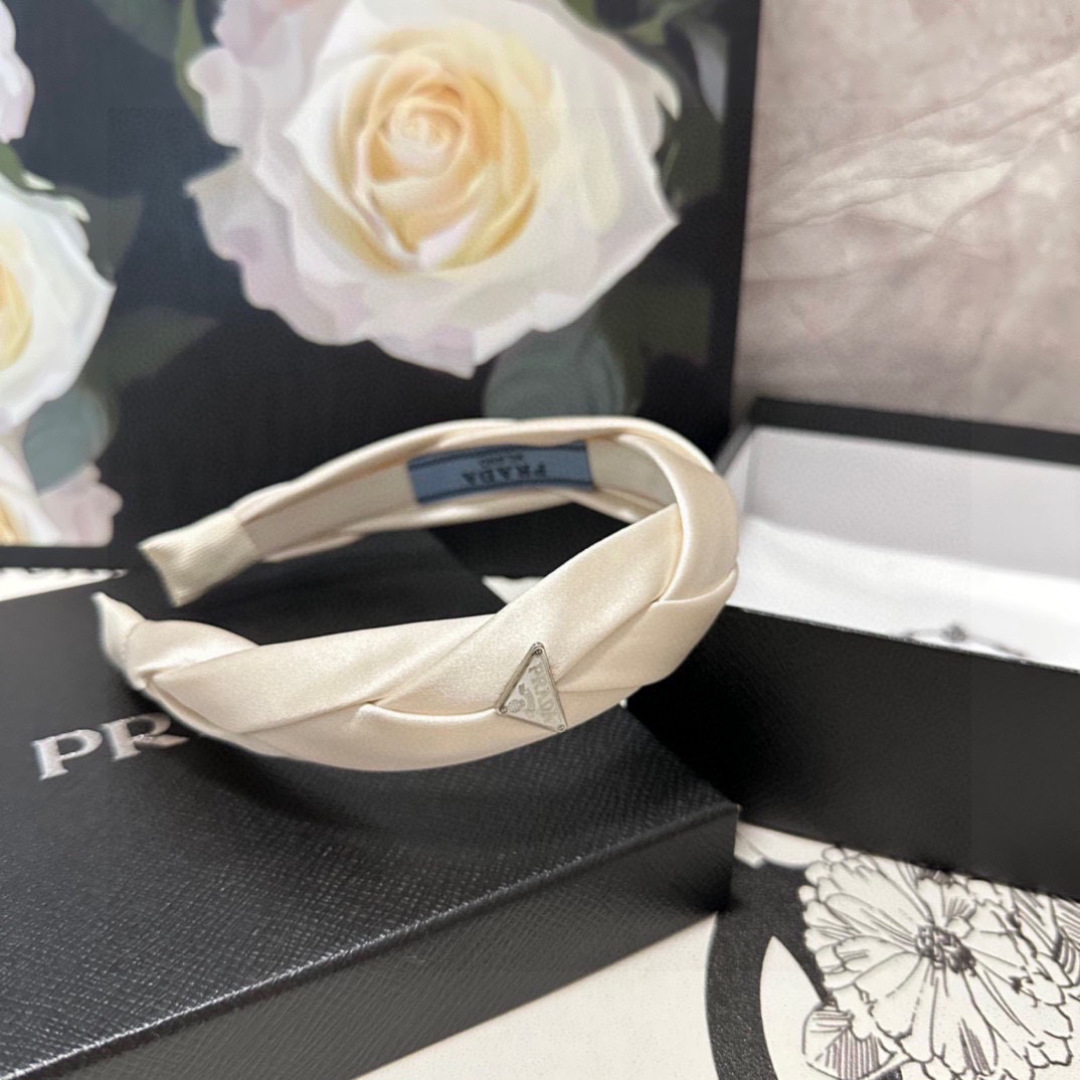  配专柜包装
Prada（普拉达）最新高工发箍
小仙女快入手
特殊材质 不嘞头
可盐可甜～