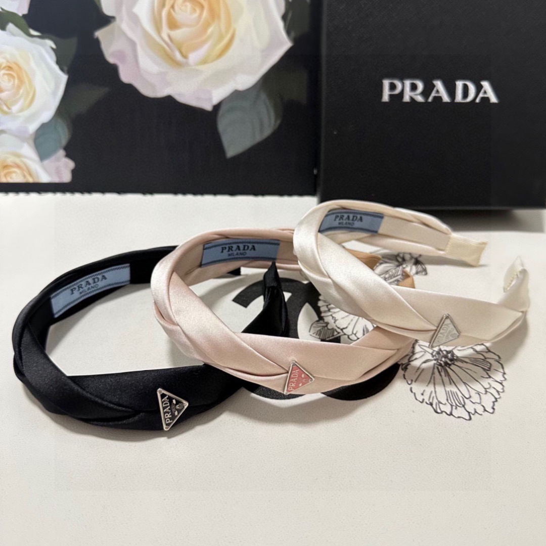  配专柜包装
Prada（普拉达）最新高工发箍
小仙女快入手
特殊材质 不嘞头
可盐可甜～
