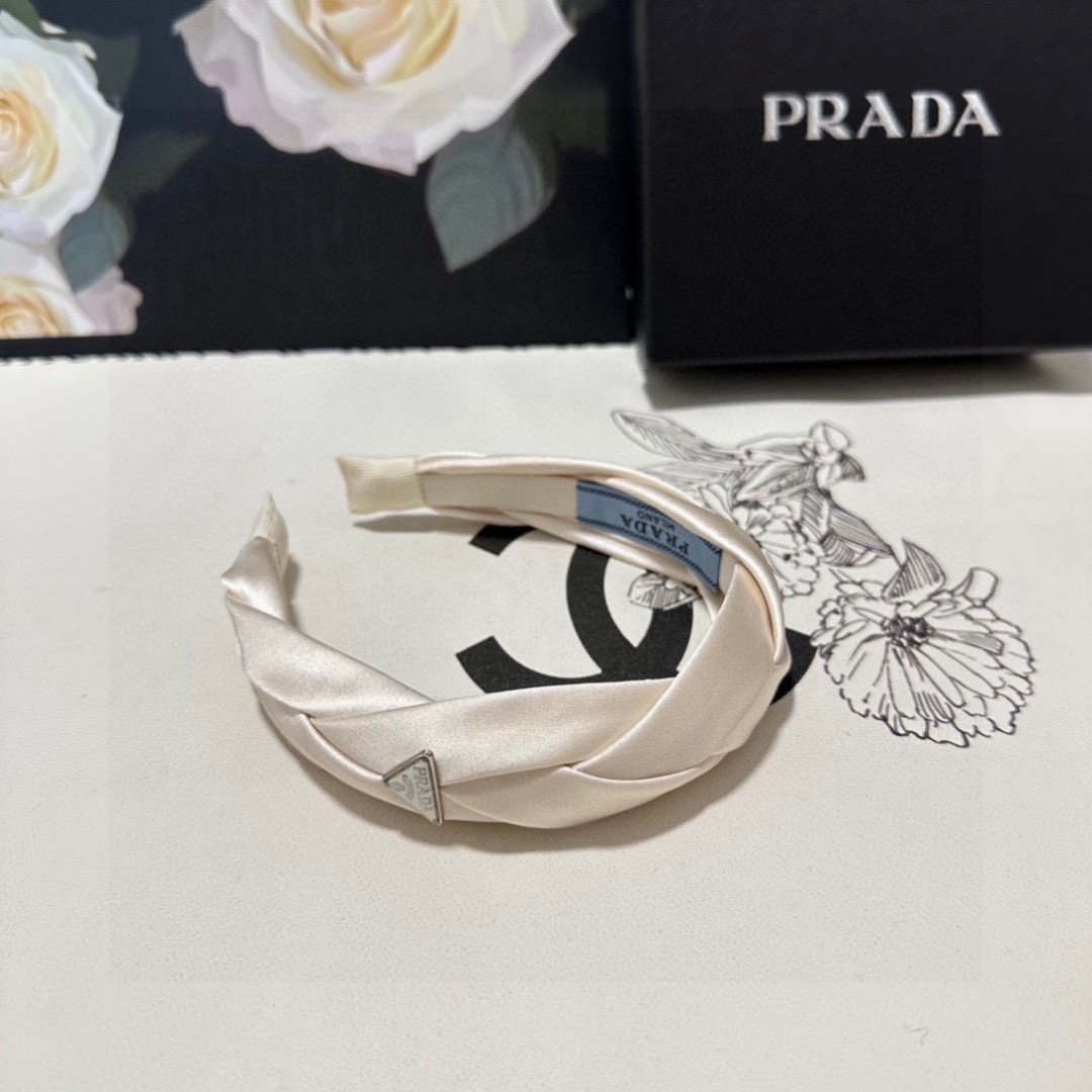  配专柜包装
Prada（普拉达）最新高工发箍
小仙女快入手
特殊材质 不嘞头
可盐可甜～