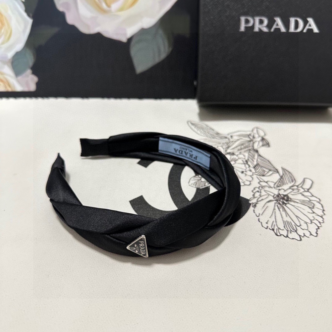  配专柜包装
Prada（普拉达）最新高工发箍
小仙女快入手
特殊材质 不嘞头
可盐可甜～