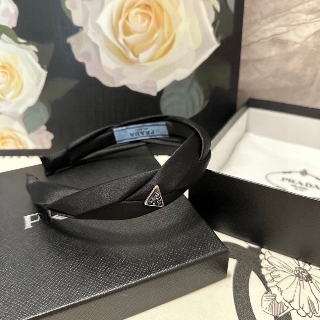  配专柜包装
Prada（普拉达）最新高工发箍
小仙女快入手
特殊材质 不嘞头
可盐可甜～