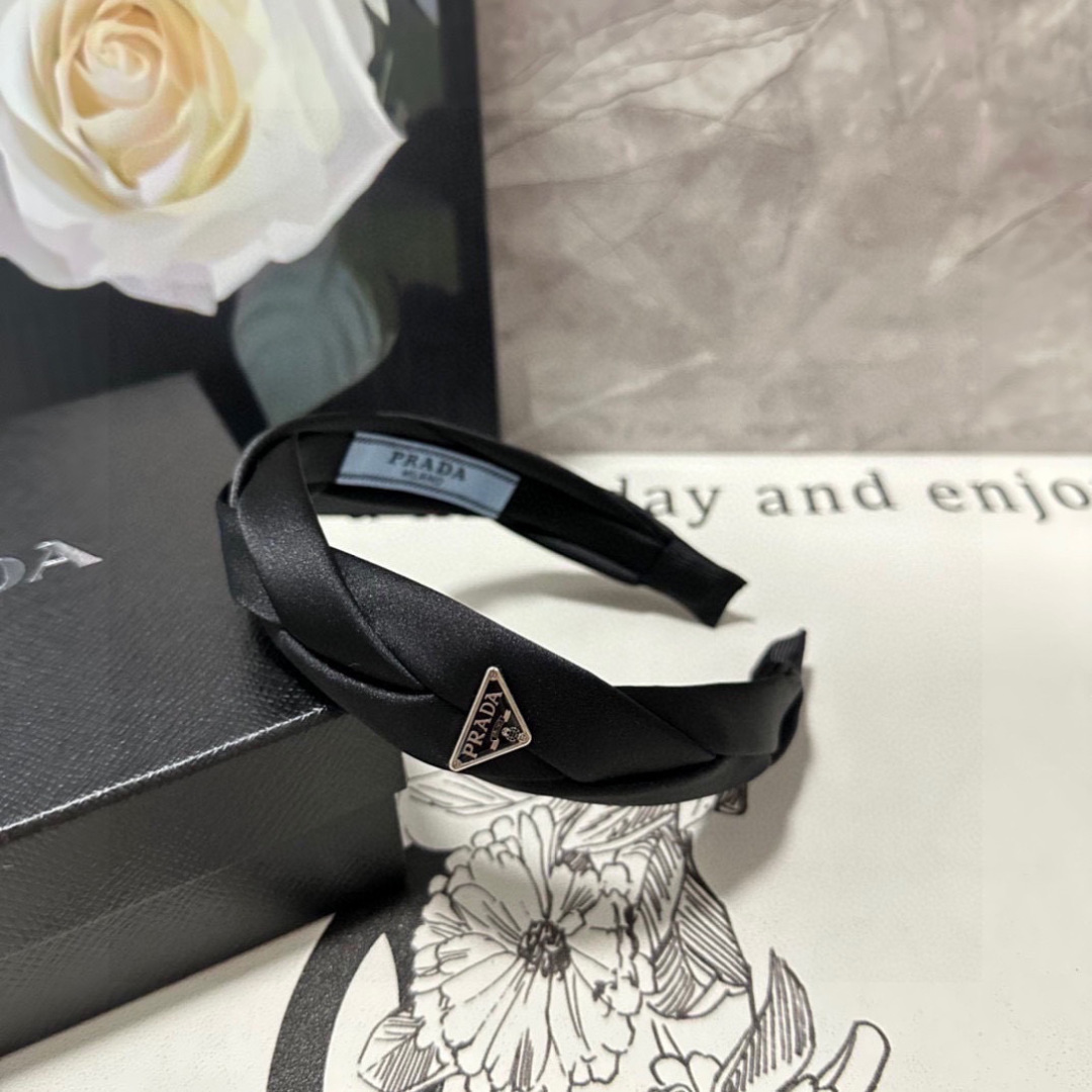  配专柜包装
Prada（普拉达）最新高工发箍
小仙女快入手
特殊材质 不嘞头
可盐可甜～