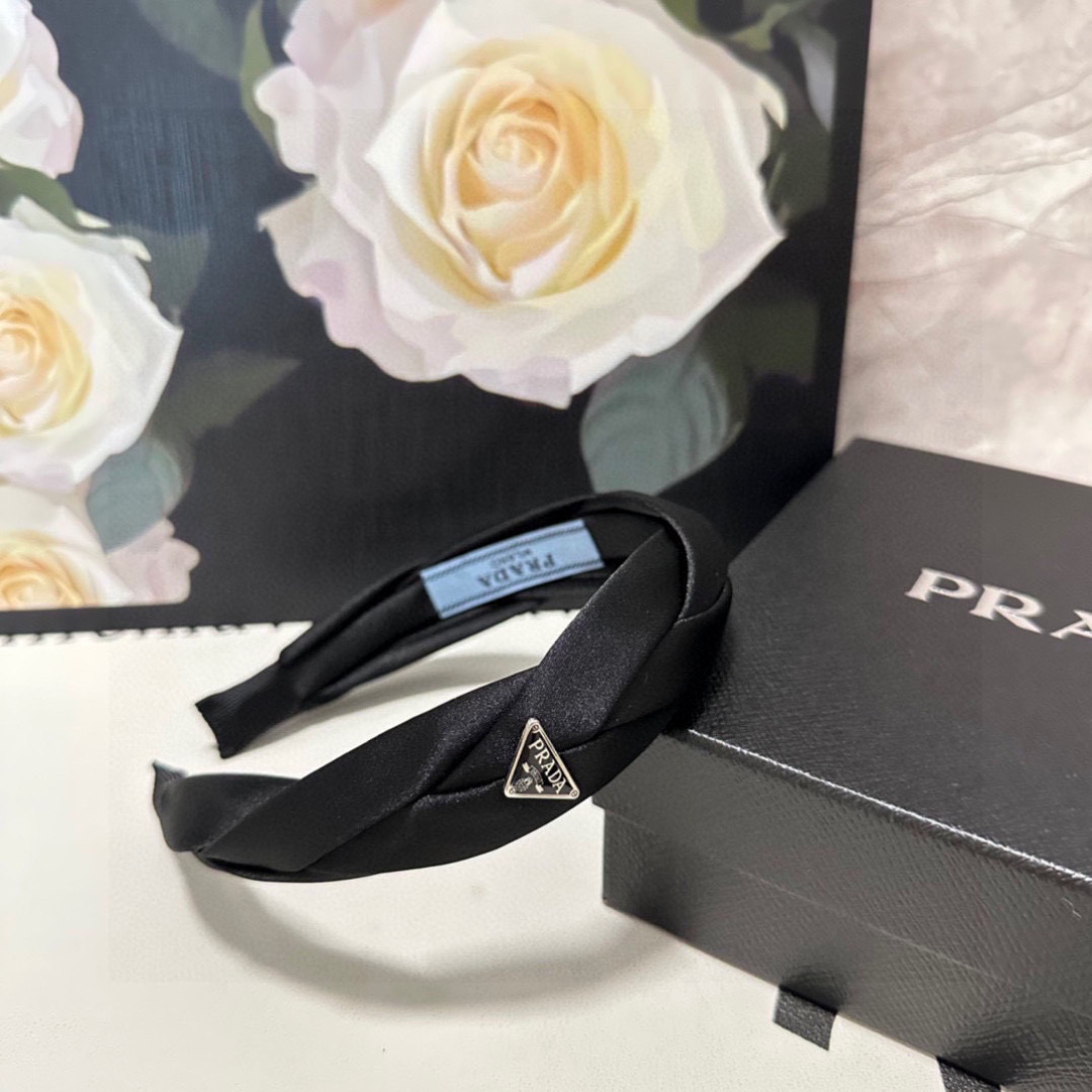  配专柜包装
Prada（普拉达）最新高工发箍
小仙女快入手
特殊材质 不嘞头
可盐可甜～