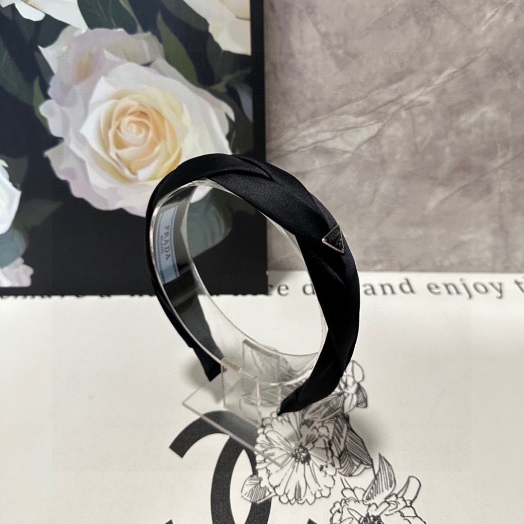  配专柜包装
Prada（普拉达）最新高工发箍
小仙女快入手
特殊材质 不嘞头
可盐可甜～