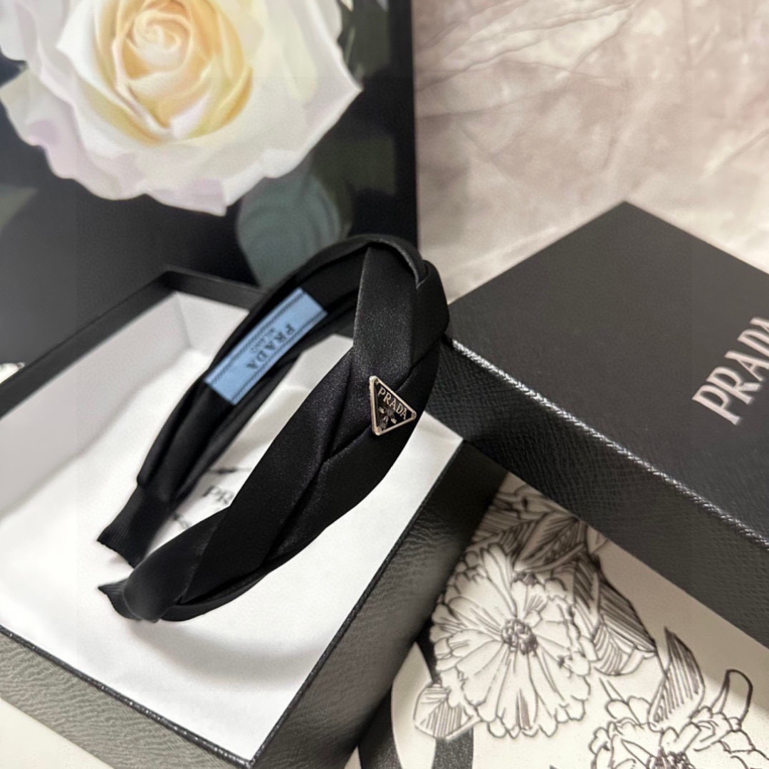  配专柜包装
Prada（普拉达）最新高工发箍
小仙女快入手
特殊材质 不嘞头
可盐可甜～