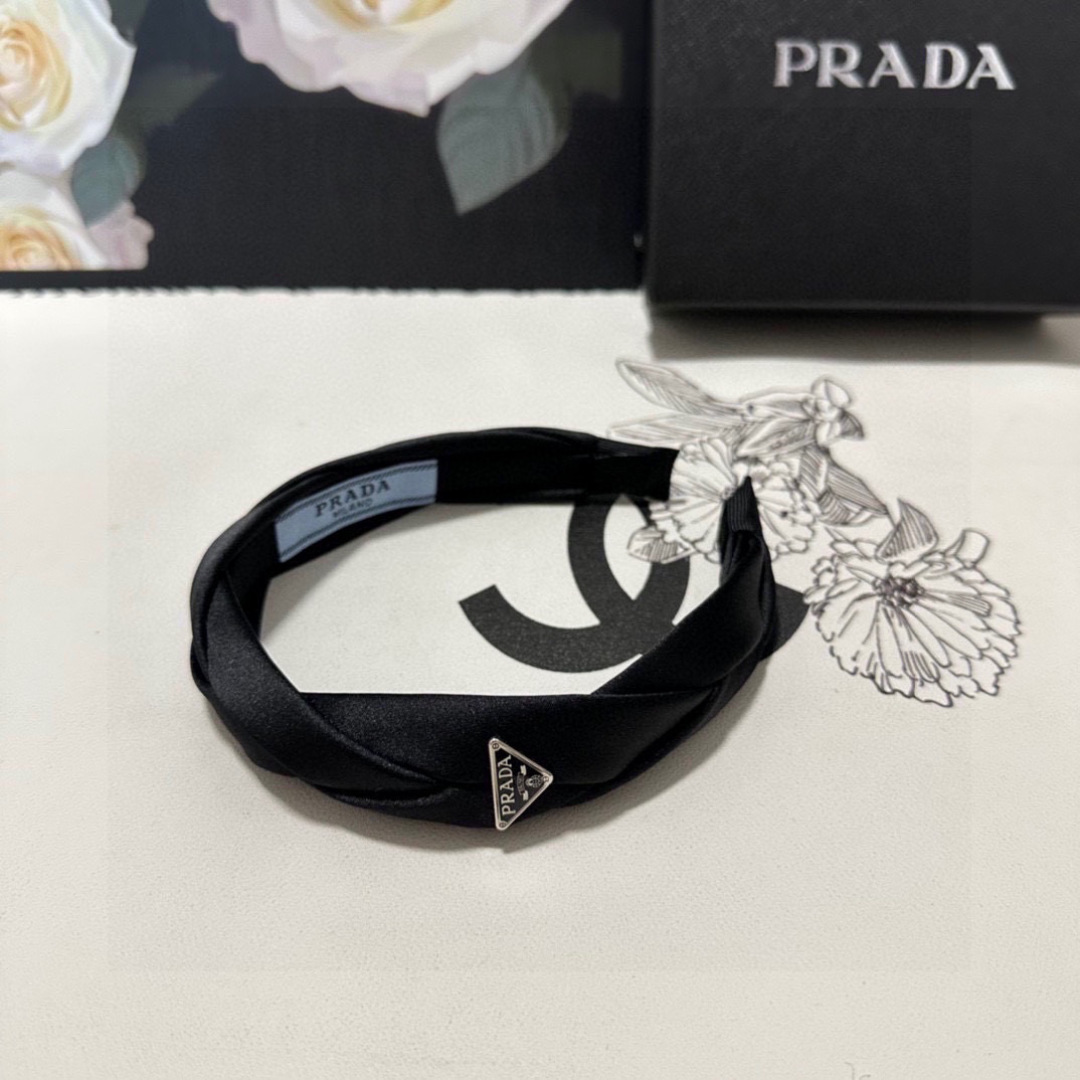  配专柜包装
Prada（普拉达）最新高工发箍
小仙女快入手
特殊材质 不嘞头
可盐可甜～