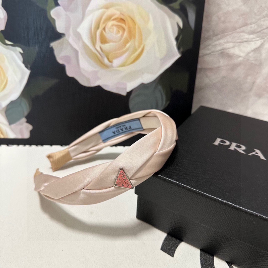  配专柜包装
Prada（普拉达）最新高工发箍
小仙女快入手
特殊材质 不嘞头
可盐可甜～