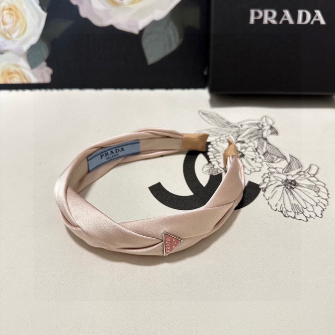  配专柜包装
Prada（普拉达）最新高工发箍
小仙女快入手
特殊材质 不嘞头
可盐可甜～
