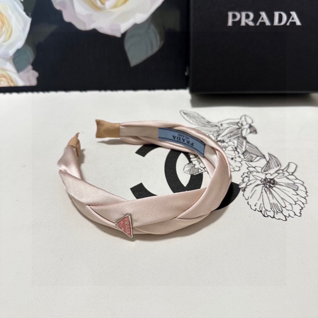  配专柜包装
Prada（普拉达）最新高工发箍
小仙女快入手
特殊材质 不嘞头
可盐可甜～