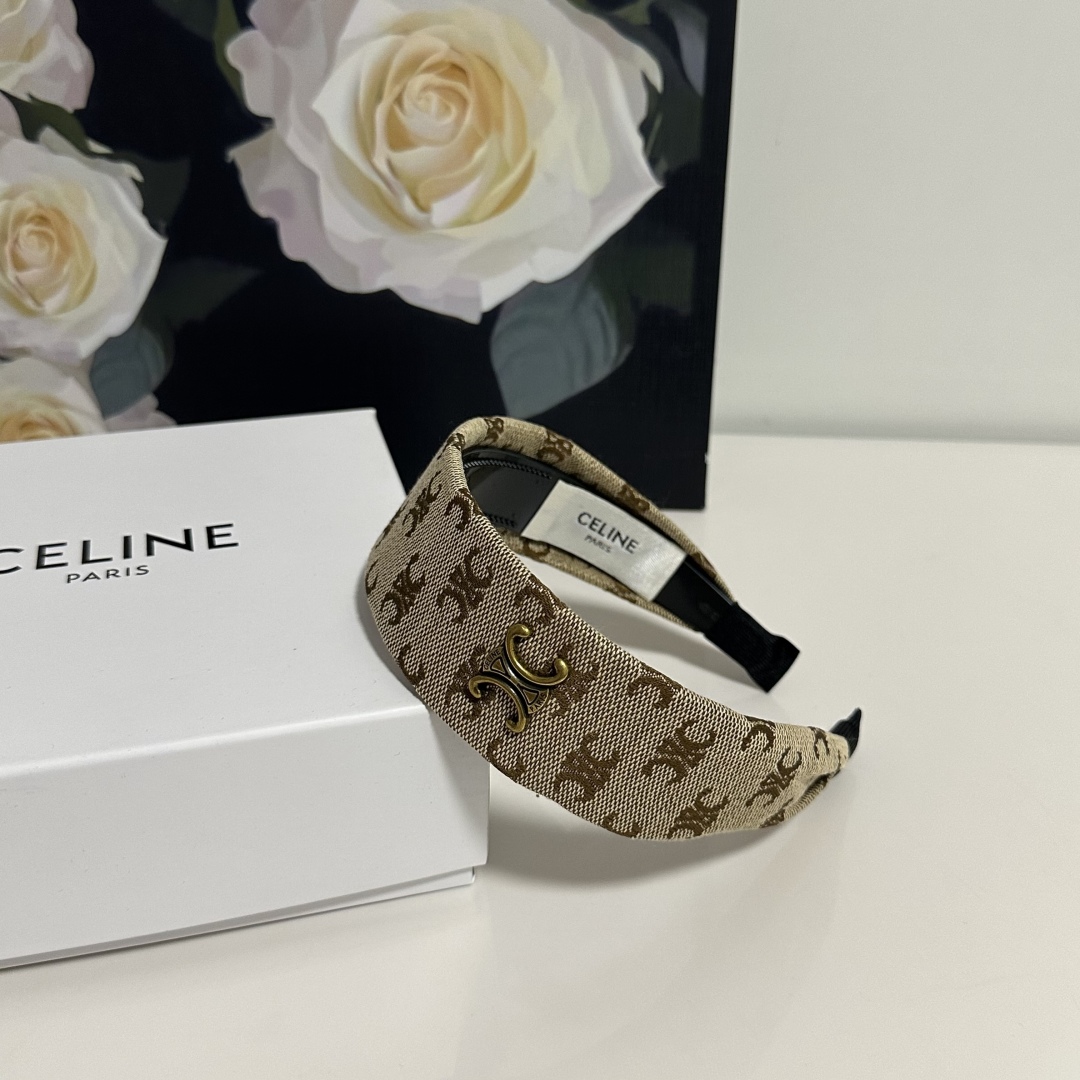  配专柜包装
Celine（赛琳）最新发箍
小仙女快入手
特殊材质 不嘞头
可盐可甜～