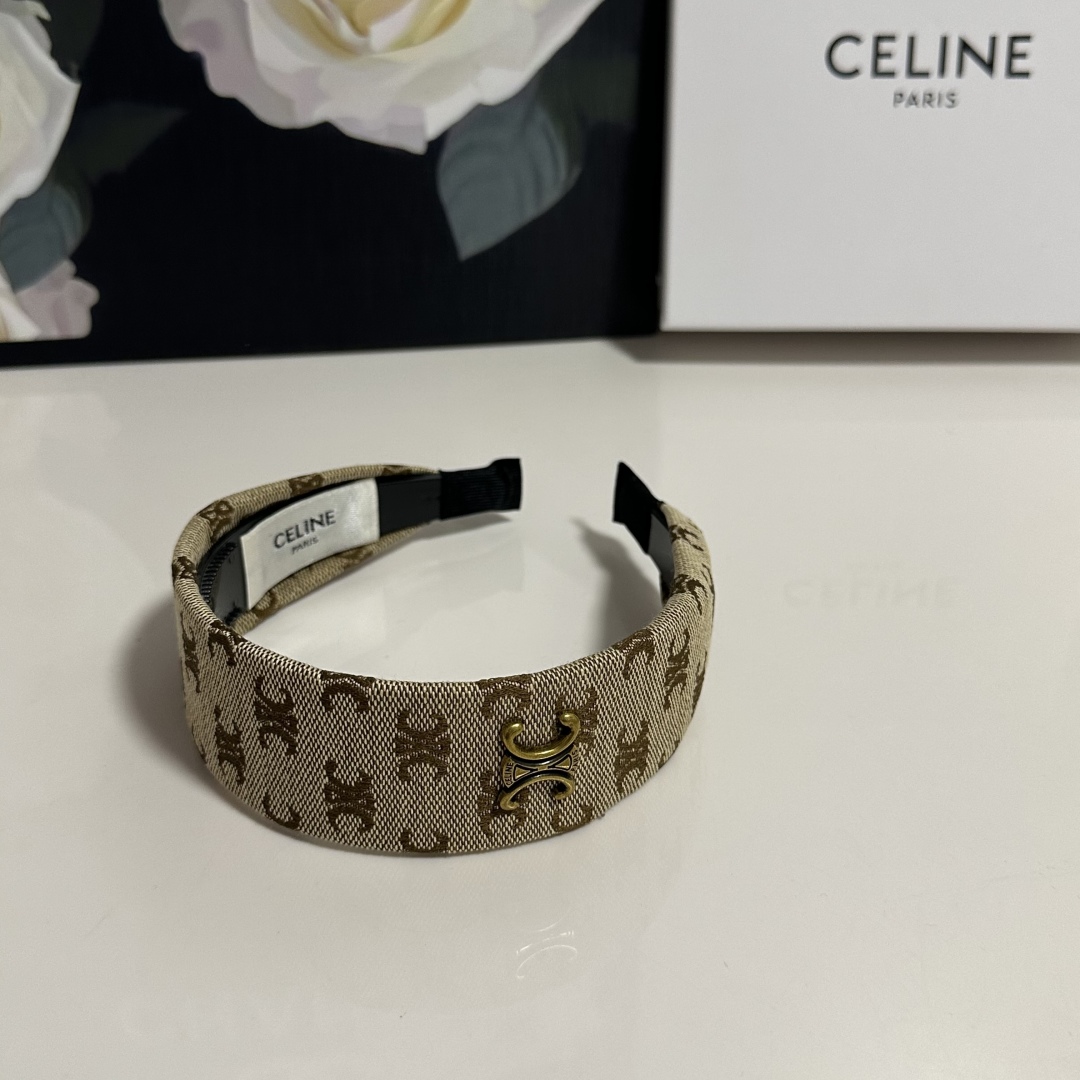 配专柜包装
Celine（赛琳）最新发箍
小仙女快入手
特殊材质 不嘞头
可盐可甜～