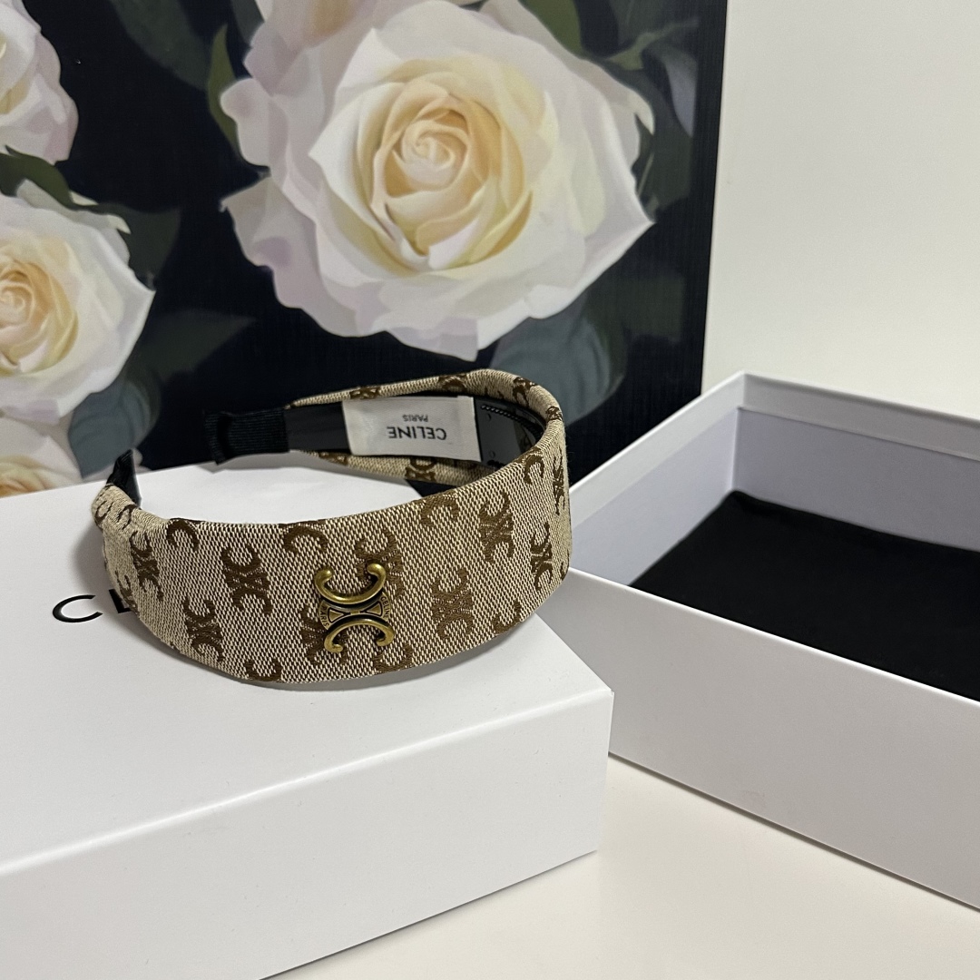  配专柜包装
Celine（赛琳）最新发箍
小仙女快入手
特殊材质 不嘞头
可盐可甜～