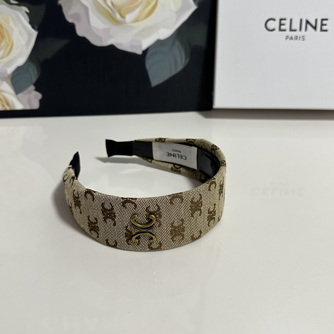  配专柜包装
Celine（赛琳）最新发箍
小仙女快入手
特殊材质 不嘞头
可盐可甜～