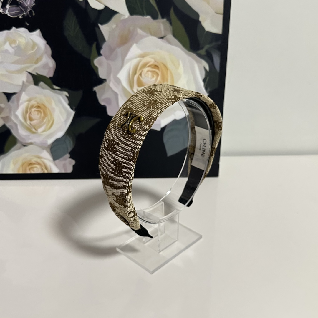  配专柜包装
Celine（赛琳）最新发箍
小仙女快入手
特殊材质 不嘞头
可盐可甜～