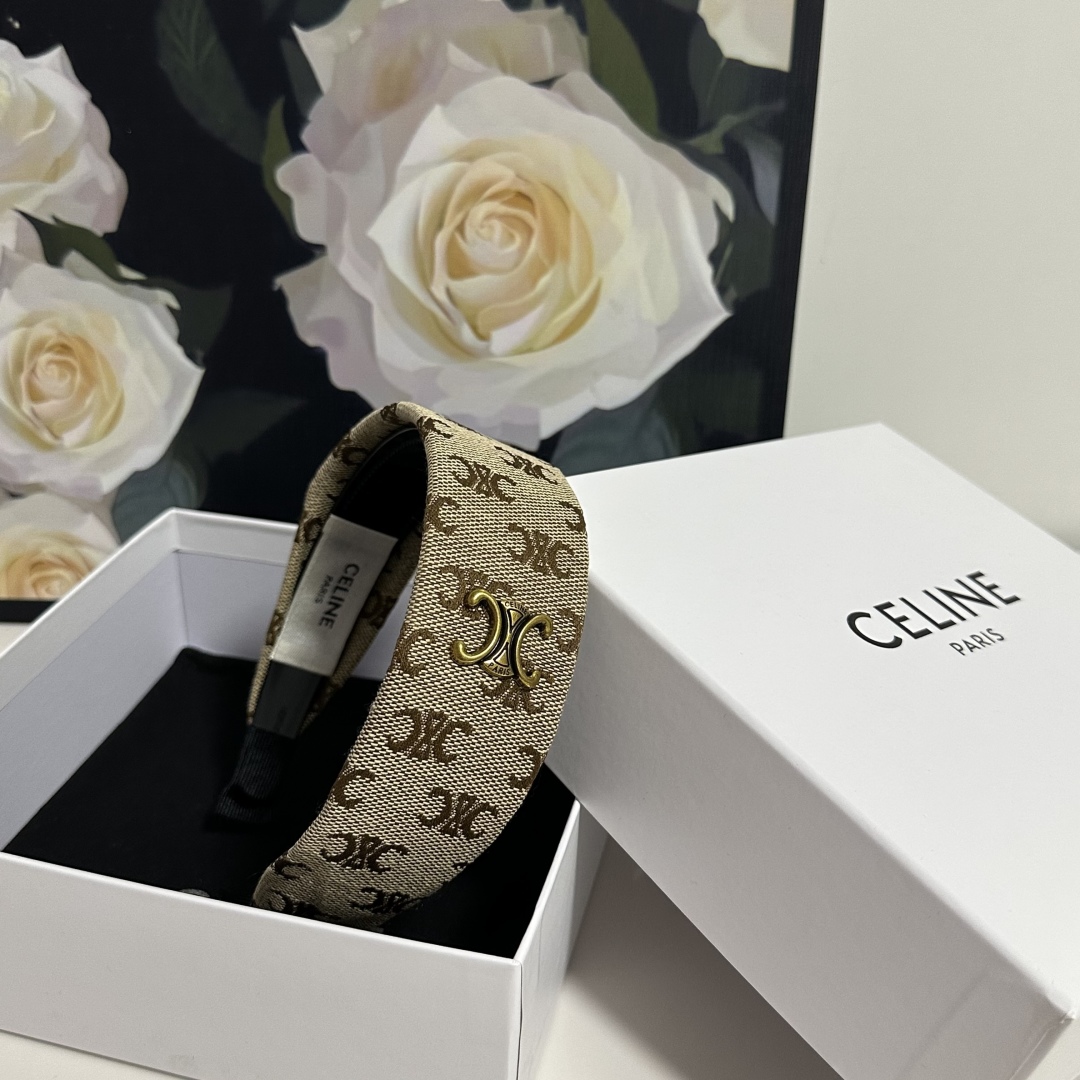 配专柜包装
Celine（赛琳）最新发箍
小仙女快入手
特殊材质 不嘞头
可盐可甜～