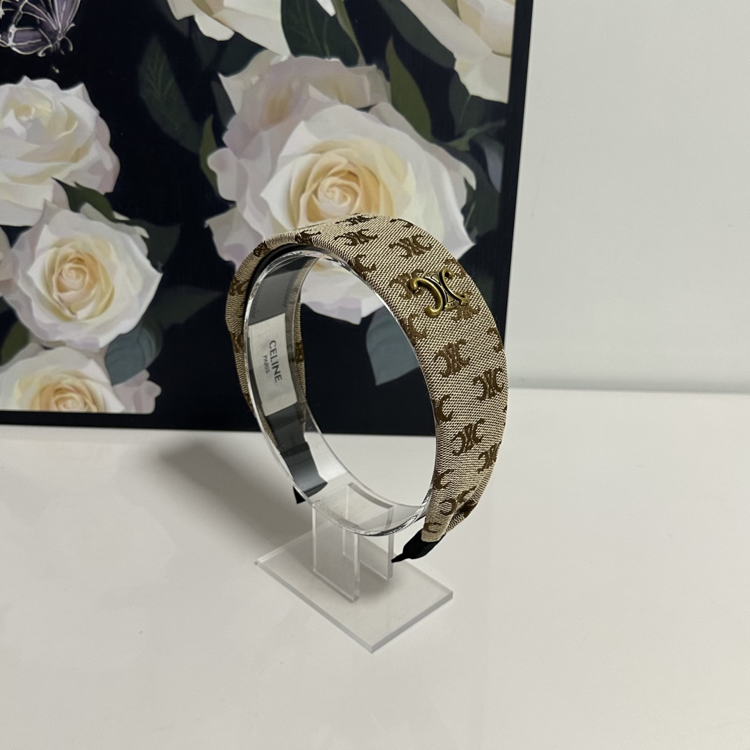  配专柜包装
Celine（赛琳）最新发箍
小仙女快入手
特殊材质 不嘞头
可盐可甜～