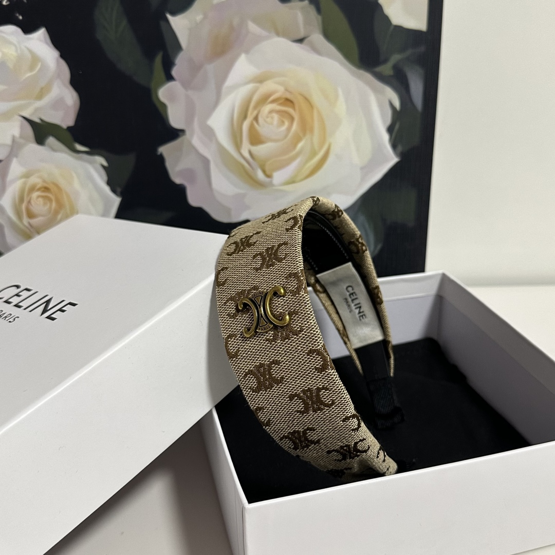  配专柜包装
Celine（赛琳）最新发箍
小仙女快入手
特殊材质 不嘞头
可盐可甜～