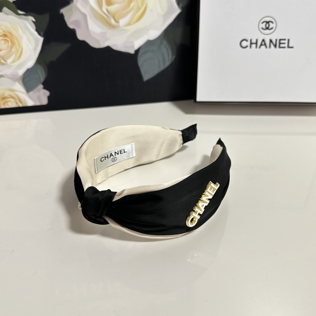  配专柜包装
Chanel（香奈儿）最新发箍
小仙女快入手
特殊材质 不嘞头
可盐可甜～
