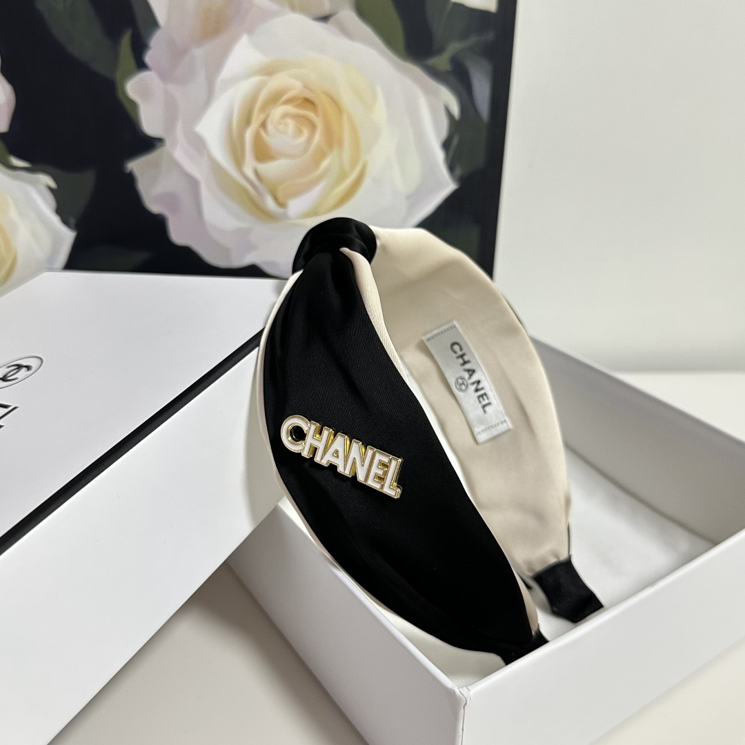  配专柜包装
Chanel（香奈儿）最新发箍
小仙女快入手
特殊材质 不嘞头
可盐可甜～
