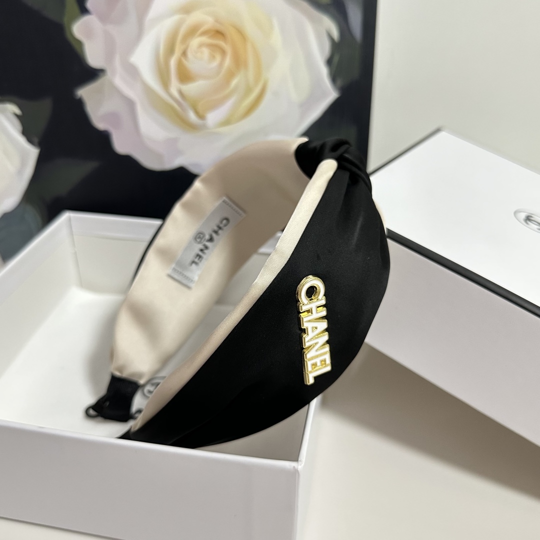  配专柜包装
Chanel（香奈儿）最新发箍
小仙女快入手
特殊材质 不嘞头
可盐可甜～