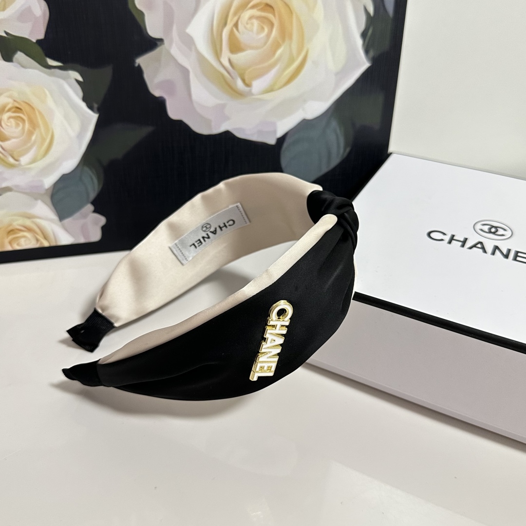  配专柜包装
Chanel（香奈儿）最新发箍
小仙女快入手
特殊材质 不嘞头
可盐可甜～