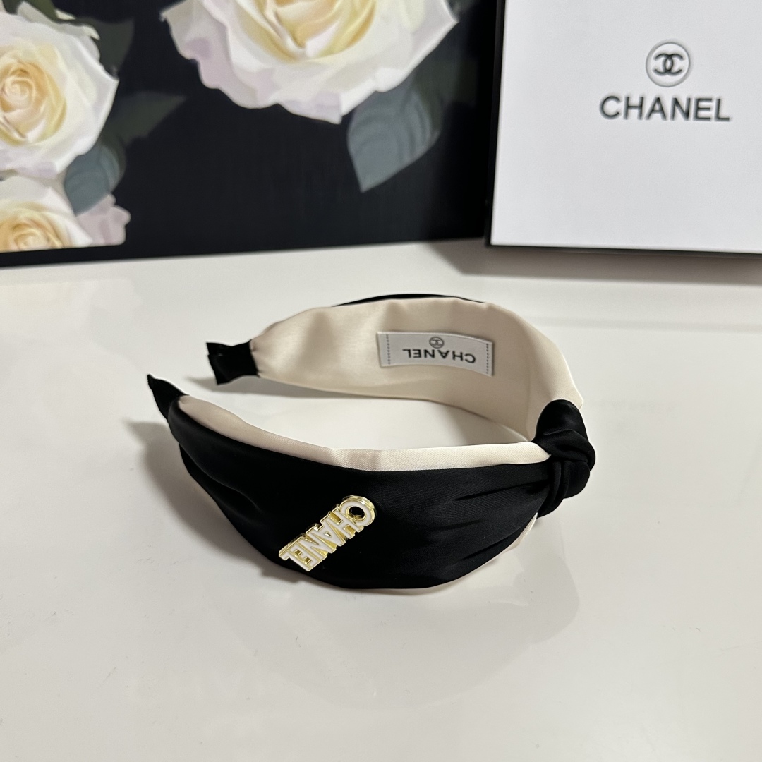  配专柜包装
Chanel（香奈儿）最新发箍
小仙女快入手
特殊材质 不嘞头
可盐可甜～