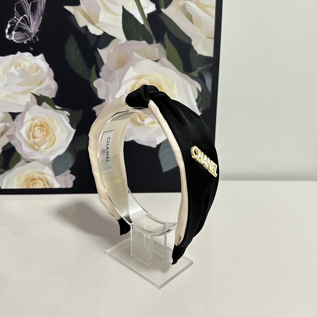  配专柜包装
Chanel（香奈儿）最新发箍
小仙女快入手
特殊材质 不嘞头
可盐可甜～