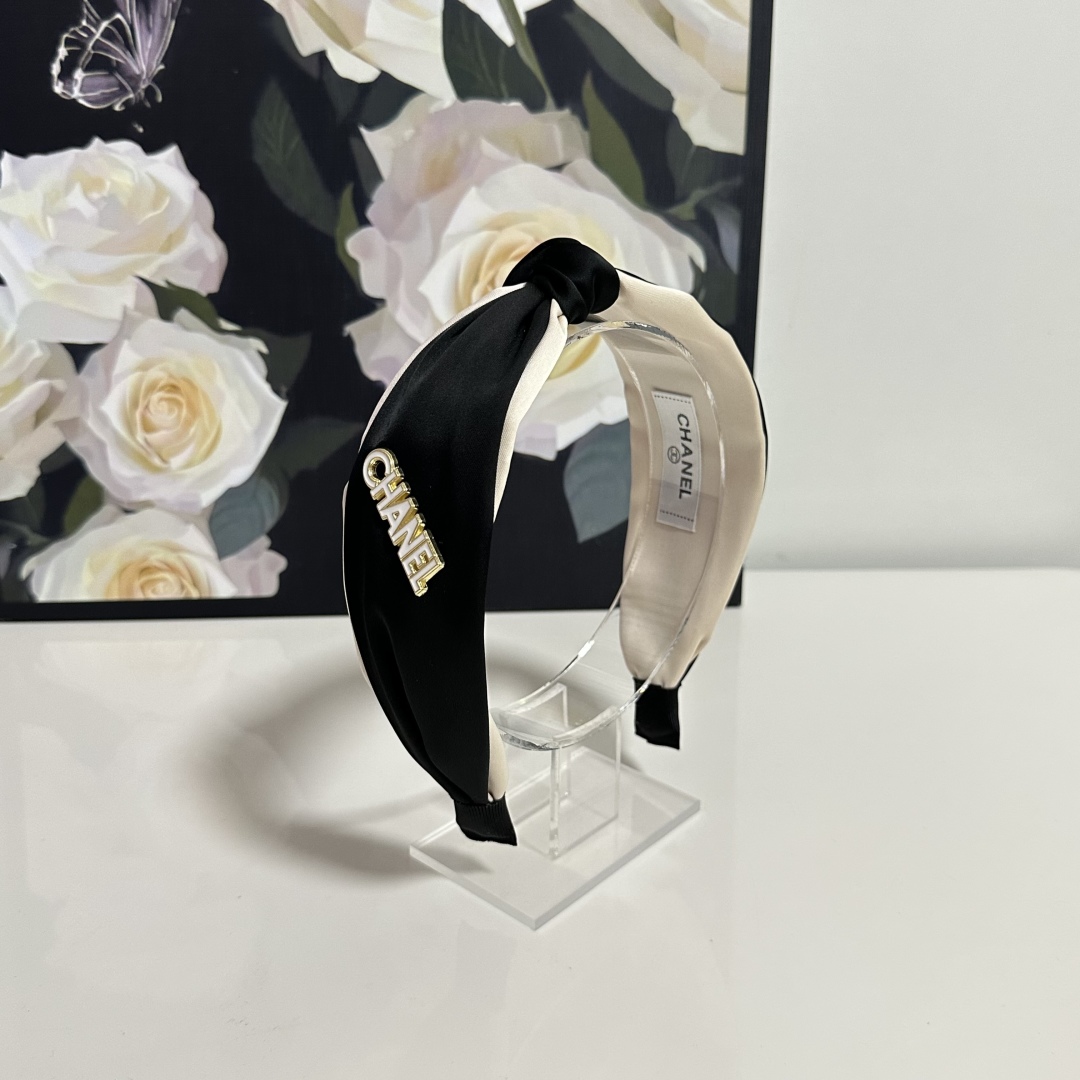  配专柜包装
Chanel（香奈儿）最新发箍
小仙女快入手
特殊材质 不嘞头
可盐可甜～