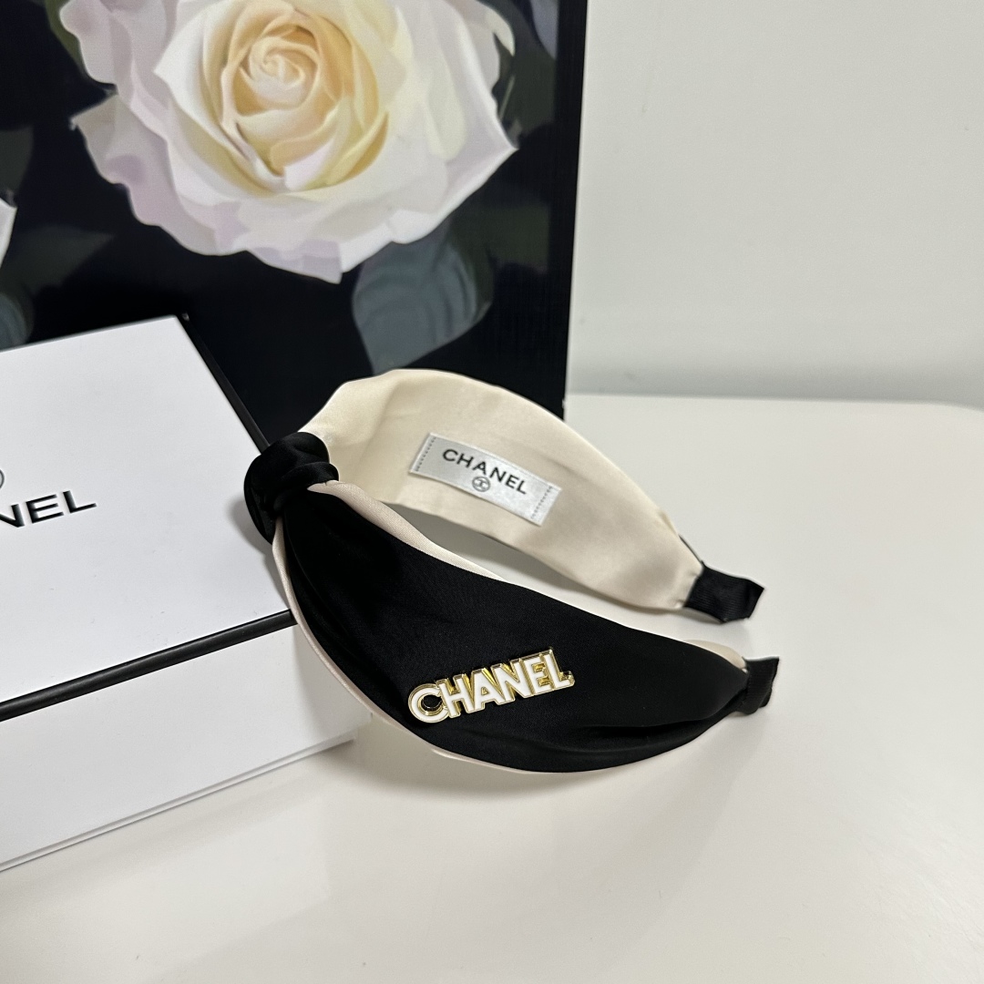  配专柜包装
Chanel（香奈儿）最新发箍
小仙女快入手
特殊材质 不嘞头
可盐可甜～