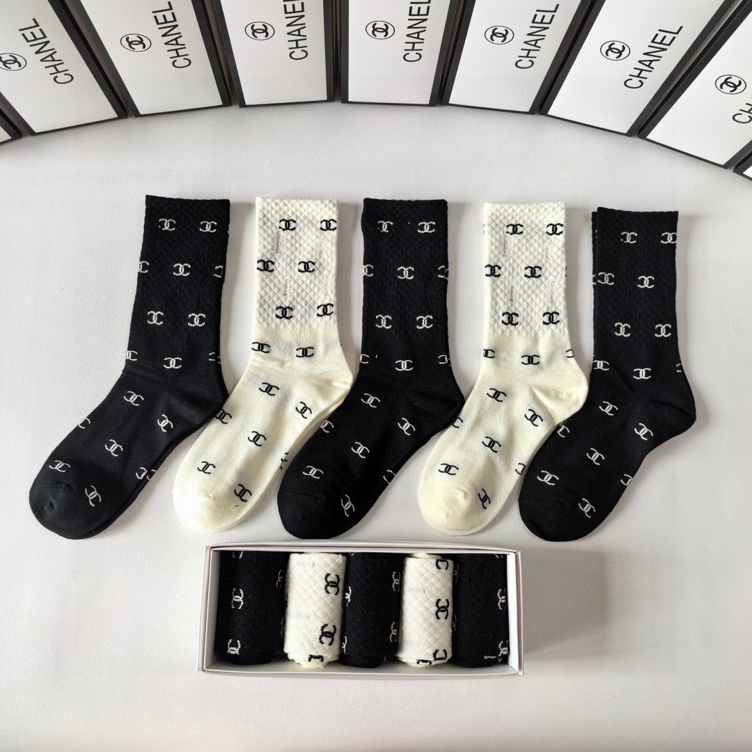  💛配专柜包装
Chanel（香奈儿）新款中长款堆堆袜袜子！一盒五双，专柜同步筒袜袜子，💛大牌出街，潮人
