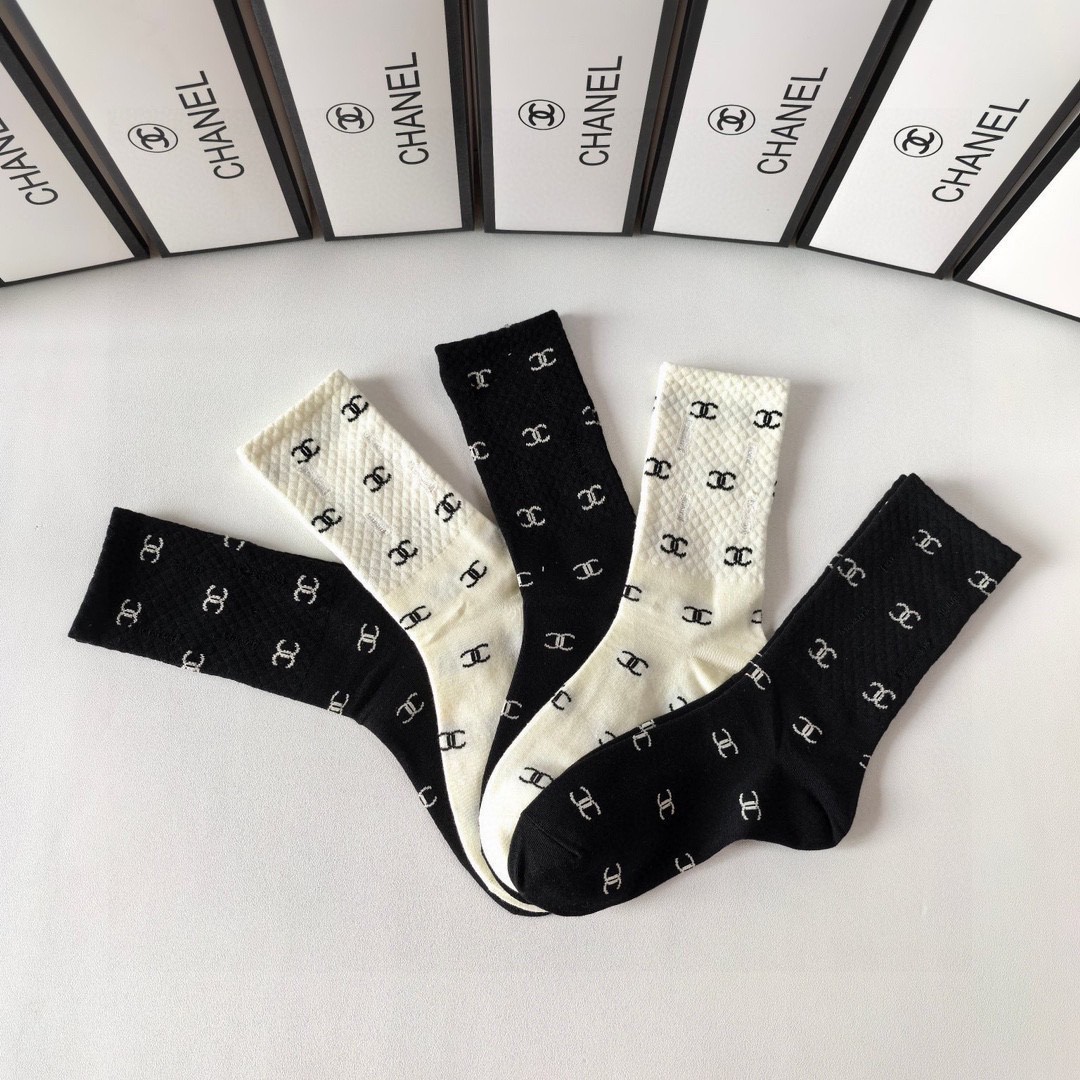  💛配专柜包装
Chanel（香奈儿）新款中长款堆堆袜袜子！一盒五双，专柜同步筒袜袜子，💛大牌出街，潮人