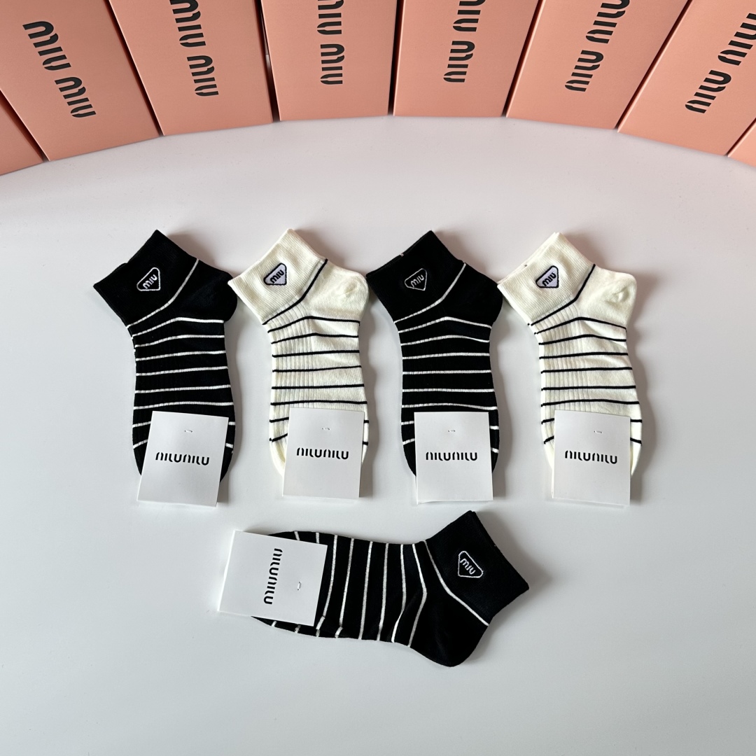 💛配专柜包装MiuMiu（缪缪）新款刺绣中短筒袜堆堆袜袜子！一盒五双，专柜同步筒袜袜子，💛大牌出街，潮人