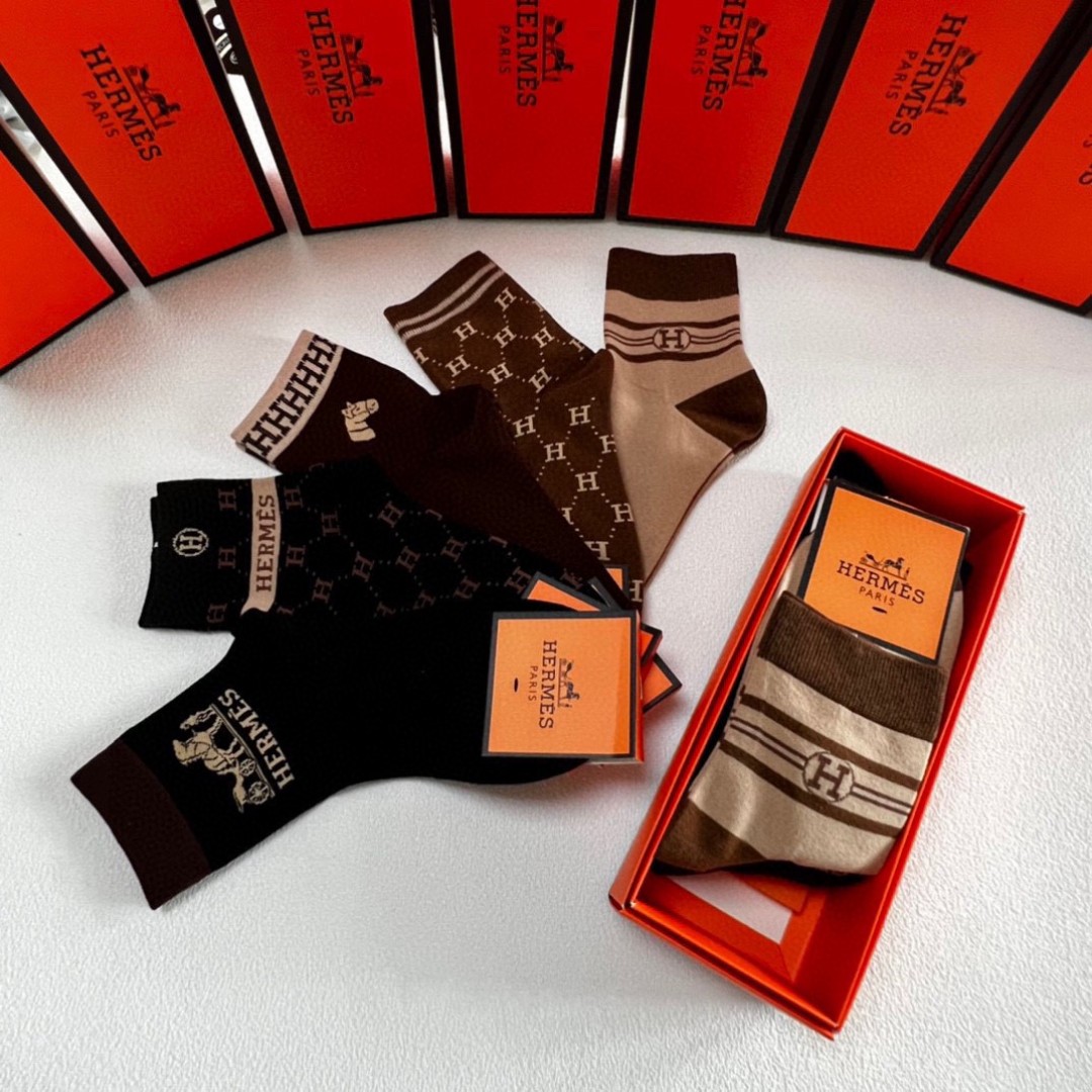  💛配包装
Hermes （爱马仕）新款经典中长款堆堆袜袜子！一盒五双， 专柜同步筒袜袜子，💛大牌出街，