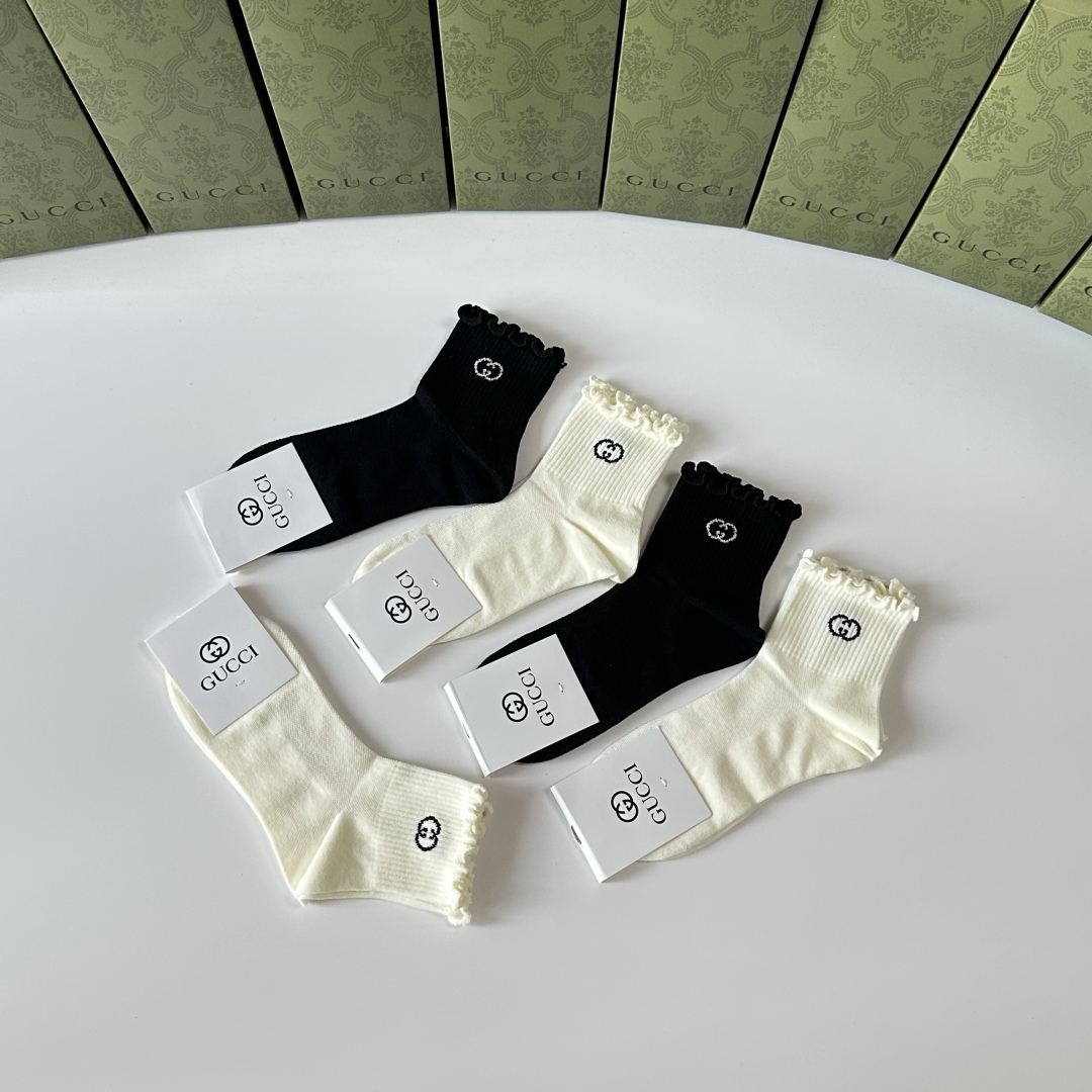  💛配专柜包装
Gucci（古驰）新款中长款堆堆袜袜子！一盒五双，专柜同步筒袜袜子，💛大牌出街，潮人必备