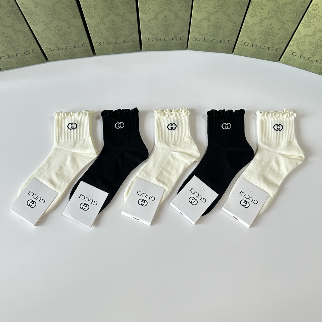  💛配专柜包装
Gucci（古驰）新款中长款堆堆袜袜子！一盒五双，专柜同步筒袜袜子，💛大牌出街，潮人必备