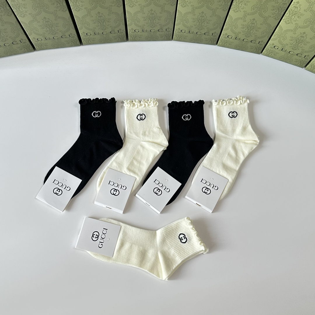  💛配专柜包装
Gucci（古驰）新款中长款堆堆袜袜子！一盒五双，专柜同步筒袜袜子，💛大牌出街，潮人必备