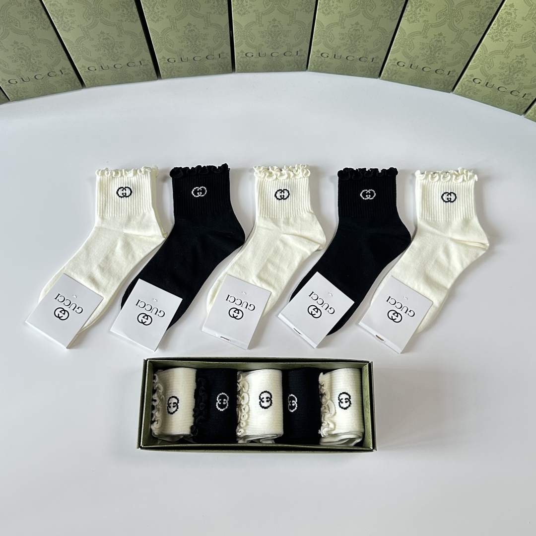  💛配专柜包装
Gucci（古驰）新款中长款堆堆袜袜子！一盒五双，专柜同步筒袜袜子，💛大牌出街，潮人必备