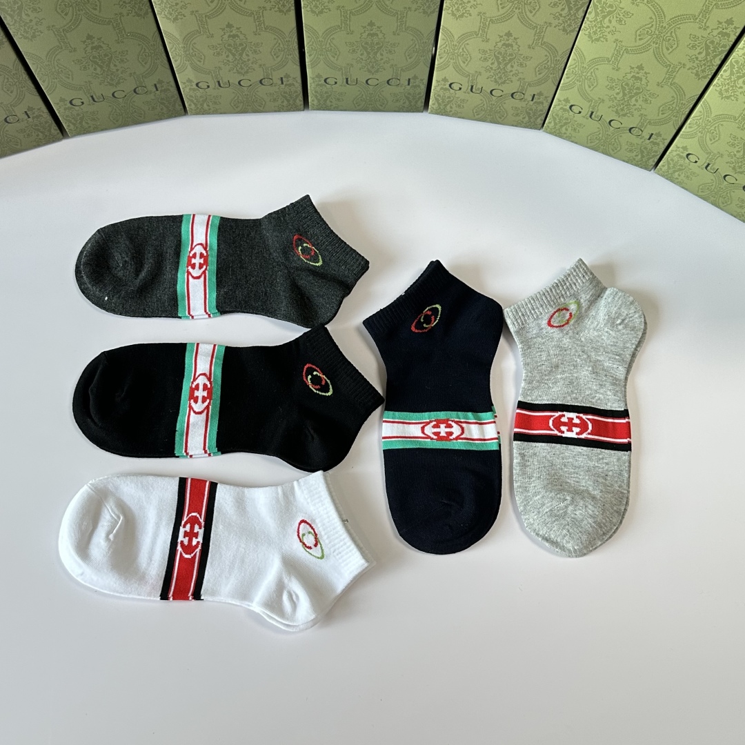 💛配专柜包装
Gucci（古驰）新款中短款堆堆袜袜子！一盒五双，专柜同步筒袜袜子，💛大牌出街，潮人必备。