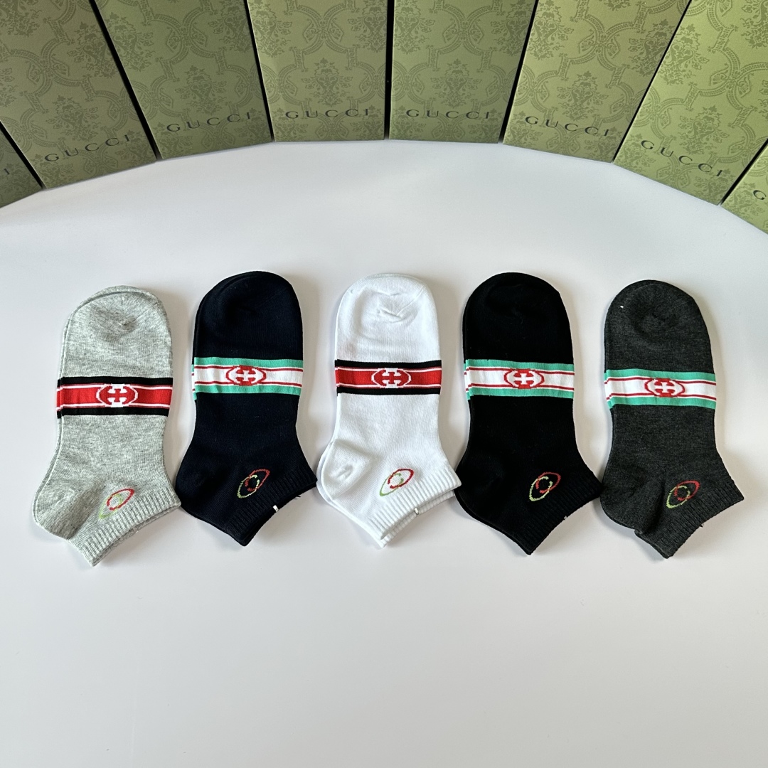 💛配专柜包装
Gucci（古驰）新款中短款堆堆袜袜子！一盒五双，专柜同步筒袜袜子，💛大牌出街，潮人必备。