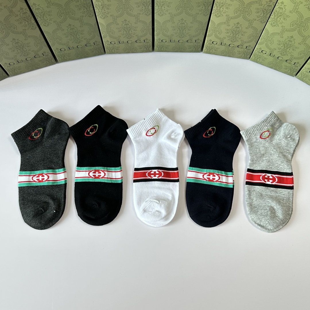💛配专柜包装
Gucci（古驰）新款中短款堆堆袜袜子！一盒五双，专柜同步筒袜袜子，💛大牌出街，潮人必备。