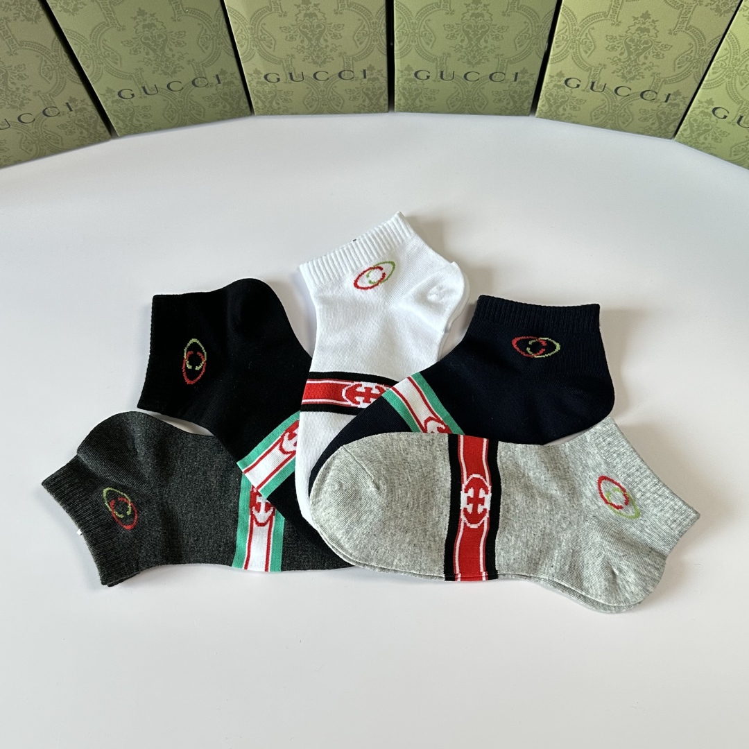 💛配专柜包装
Gucci（古驰）新款中短款堆堆袜袜子！一盒五双，专柜同步筒袜袜子，💛大牌出街，潮人必备。