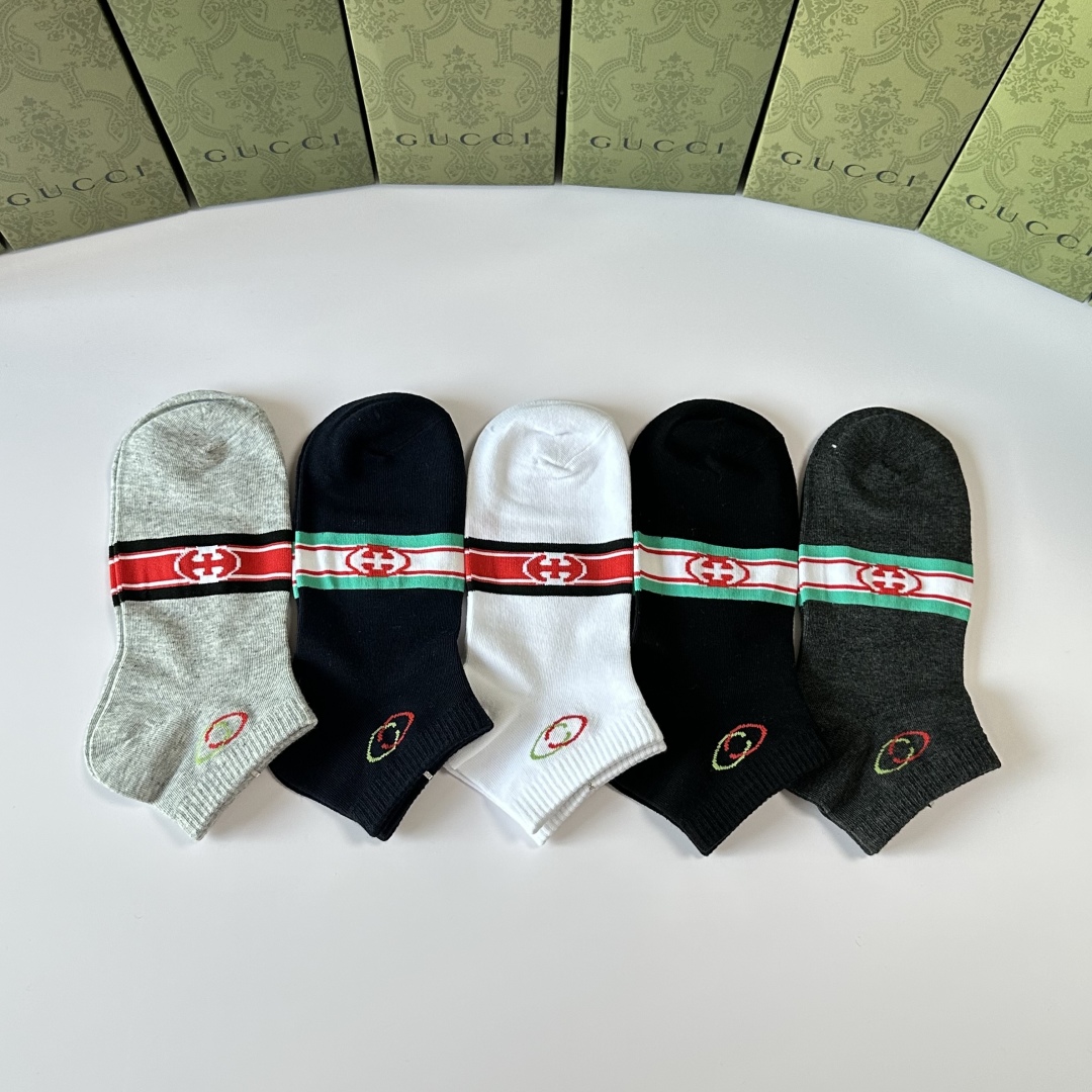 💛配专柜包装
Gucci（古驰）新款中短款堆堆袜袜子！一盒五双，专柜同步筒袜袜子，💛大牌出街，潮人必备。
