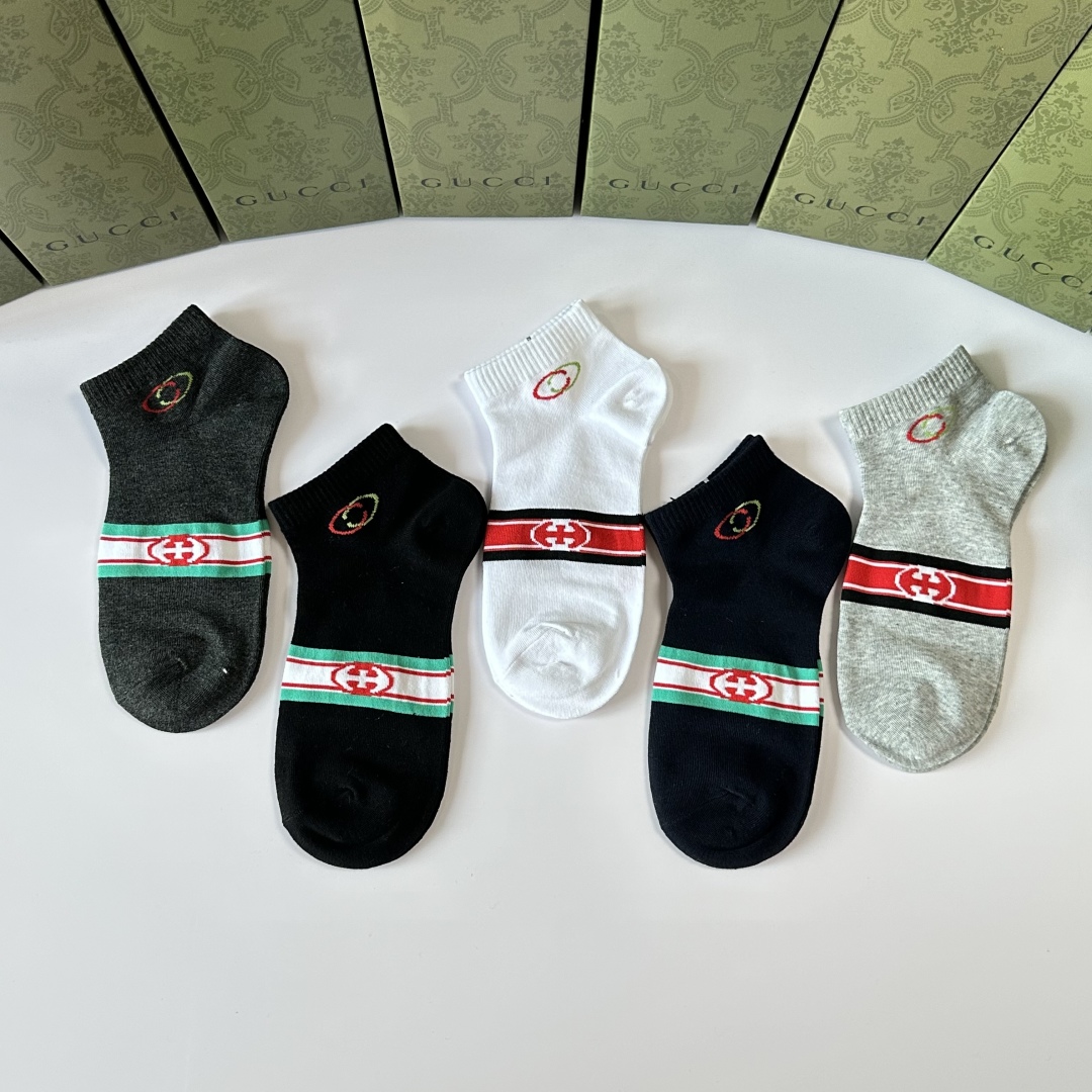 💛配专柜包装
Gucci（古驰）新款中短款堆堆袜袜子！一盒五双，专柜同步筒袜袜子，💛大牌出街，潮人必备。