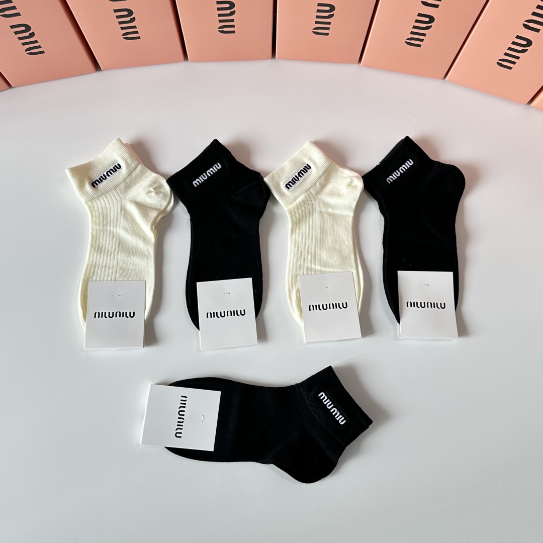  💛配专柜包装
MiuMiu（缪缪）新款刺绣中短袜堆堆袜袜子！一盒五双，专柜同步筒袜袜子，💛大牌出街，潮