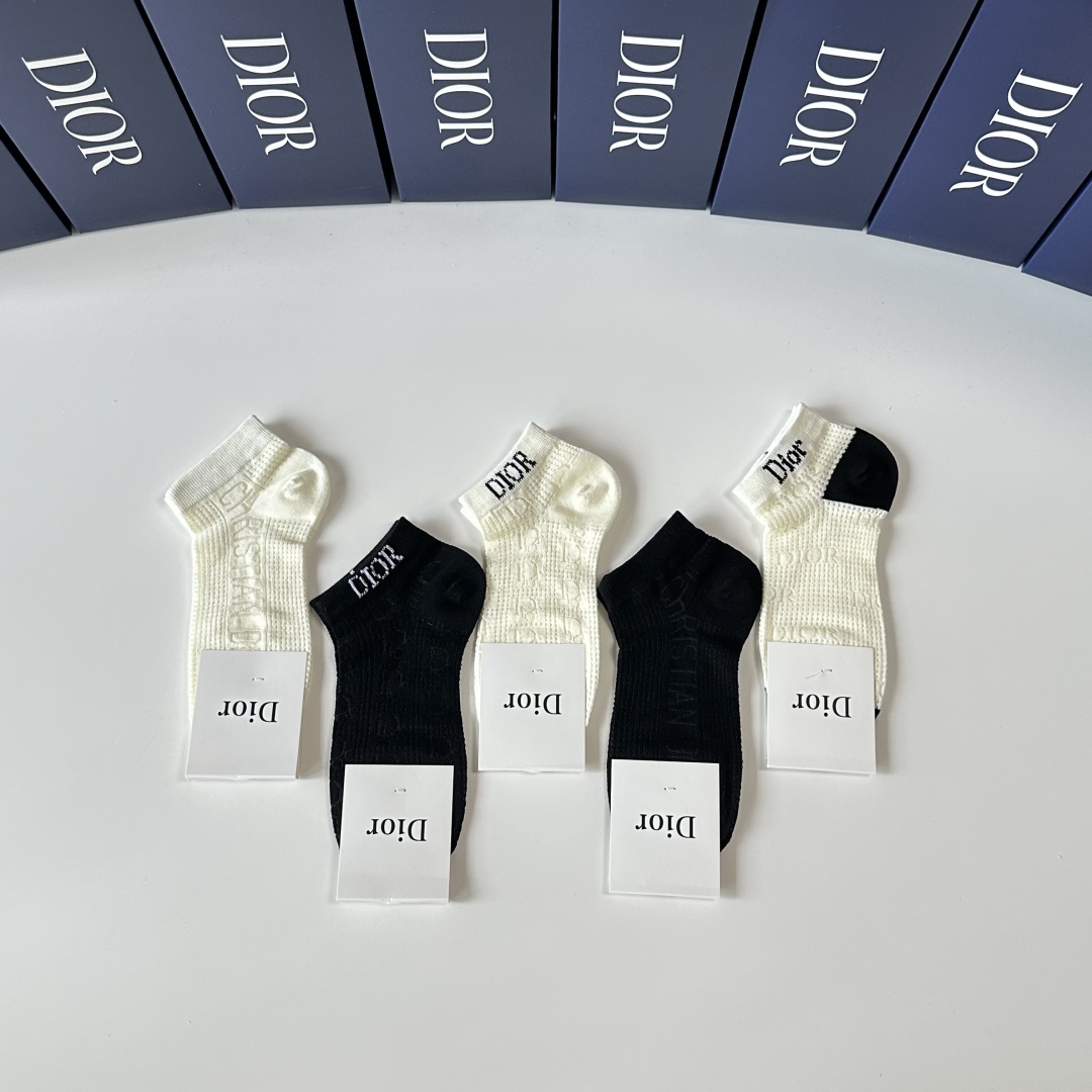  💛配专柜包装
DIOR（迪奥）新款中短筒袜堆堆袜袜子！一盒五双，专柜同步筒袜袜子，💛大牌出街，潮人必备