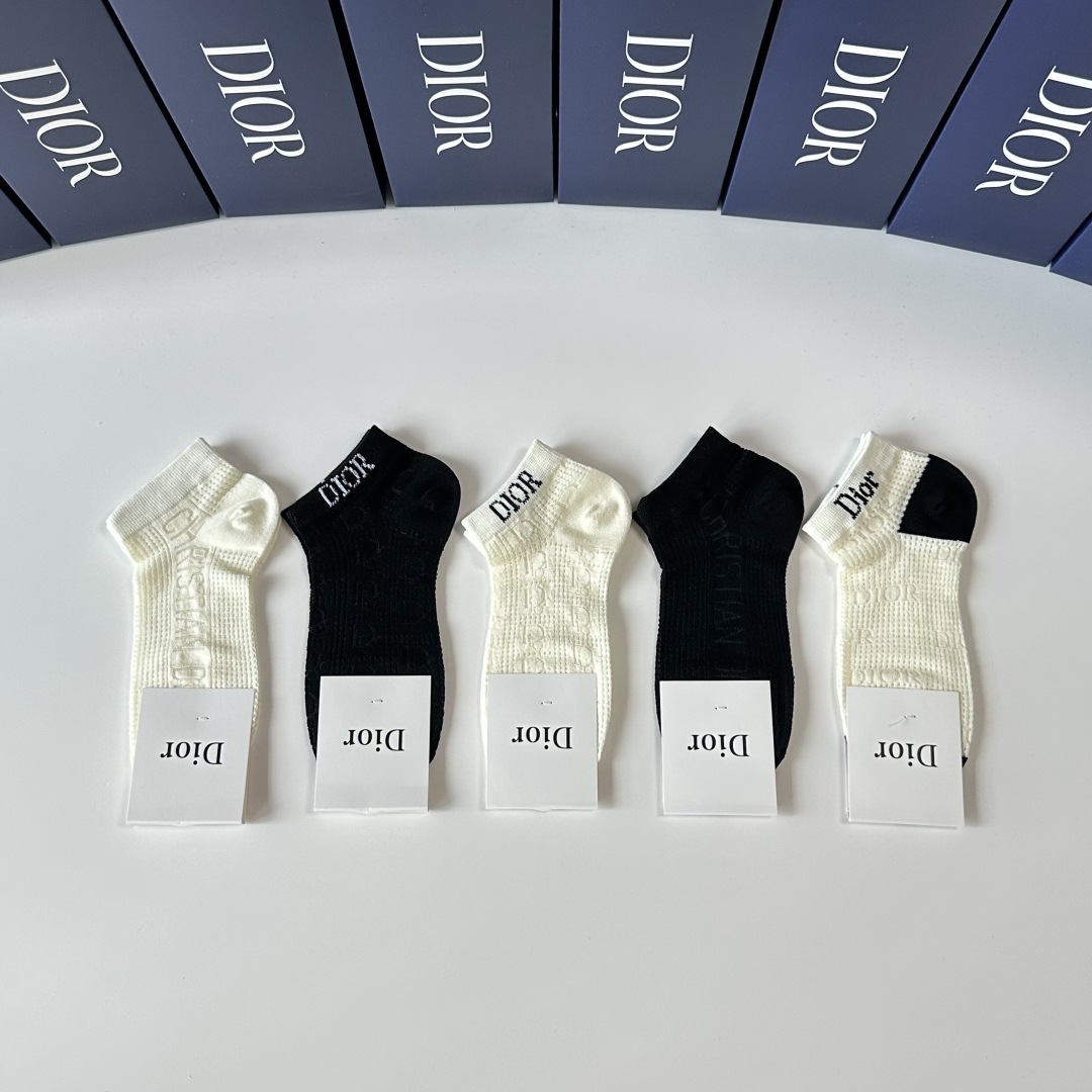  💛配专柜包装
DIOR（迪奥）新款中短筒袜堆堆袜袜子！一盒五双，专柜同步筒袜袜子，💛大牌出街，潮人必备