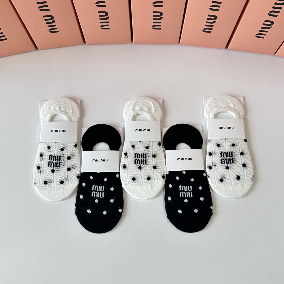   💛配专柜包装
MIUMIU（缪缪）新款船袜隐形袜堆堆袜袜子！一盒五双，专柜同步筒袜袜子，💛大牌出街，